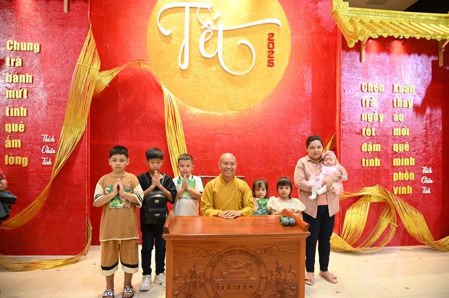 Tặng lộc đầu xuân – Ngày mùng 1 Tết Ất Tỵ 2025