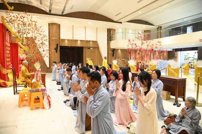 Tặng lộc đầu xuân – Ngày mùng 1 Tết Ất Tỵ 2025