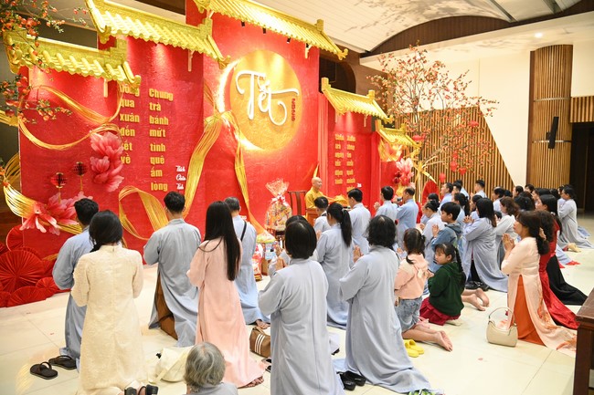 Tặng lộc đầu xuân – Ngày mùng 1 Tết Ất Tỵ 2025