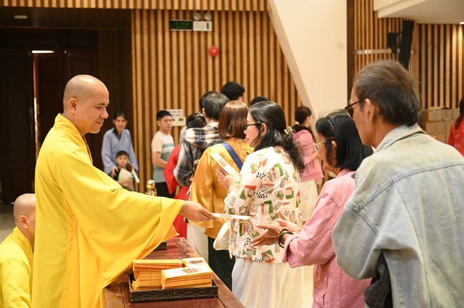 Tặng lộc đầu xuân – Ngày mùng 1 Tết Ất Tỵ 2025