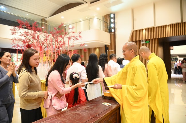 Tặng lộc đầu xuân – Ngày mùng 1 Tết Ất Tỵ 2025