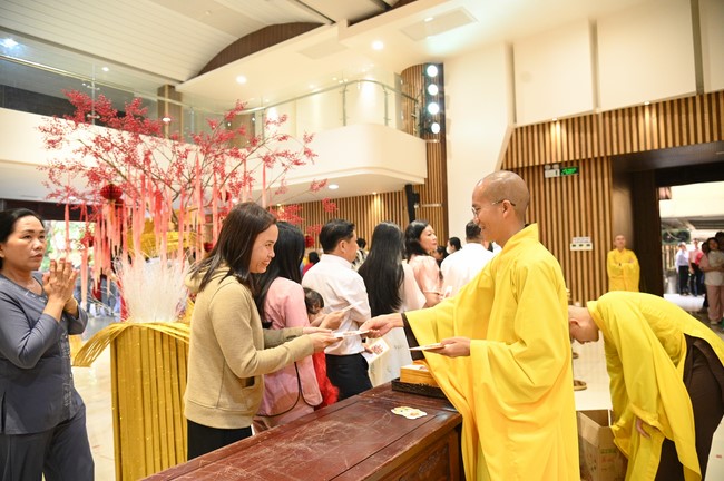 Tặng lộc đầu xuân – Ngày mùng 1 Tết Ất Tỵ 2025