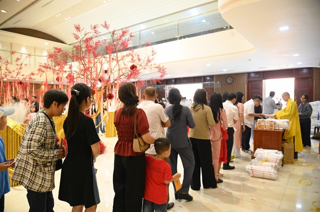 Tặng lộc đầu xuân – Ngày mùng 1 Tết Ất Tỵ 2025