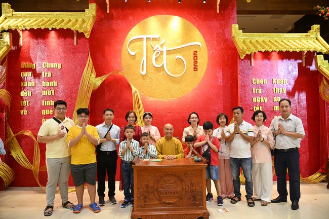 Tặng lộc đầu xuân – Ngày mùng 1 Tết Ất Tỵ 2025