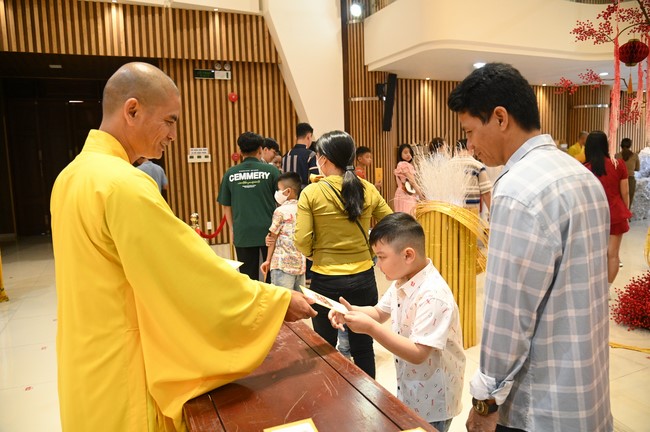 Tặng lộc đầu xuân – Ngày mùng 1 Tết Ất Tỵ 2025