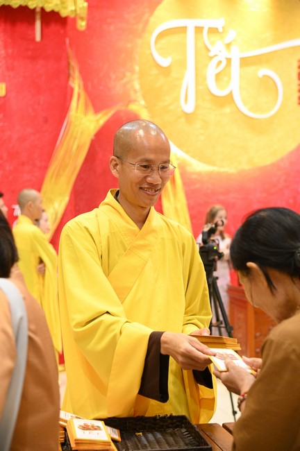 Tặng lộc đầu xuân – Ngày mùng 1 Tết Ất Tỵ 2025