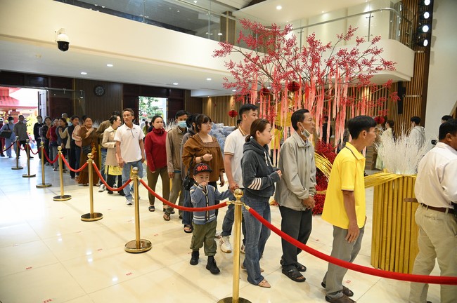 Tặng lộc đầu xuân – Ngày mùng 1 Tết Ất Tỵ 2025