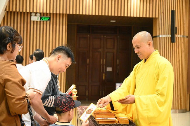 Tặng lộc đầu xuân – Ngày mùng 1 Tết Ất Tỵ 2025