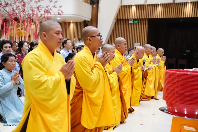 Tặng lộc đầu xuân – Ngày mùng 1 Tết Ất Tỵ 2025