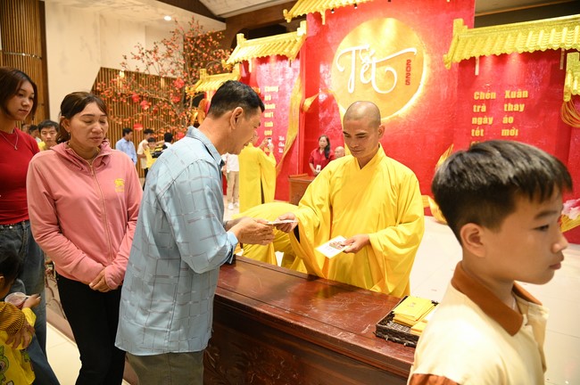 Tặng lộc đầu xuân – Ngày mùng 1 Tết Ất Tỵ 2025