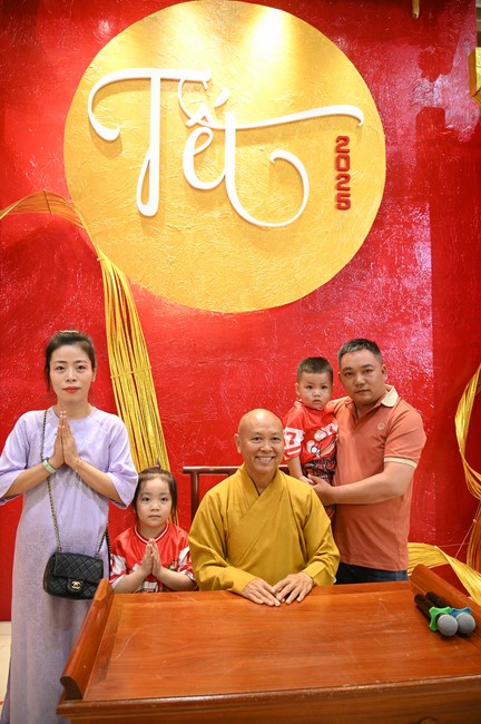 Tặng lộc đầu xuân – Ngày mùng 1 Tết Ất Tỵ 2025