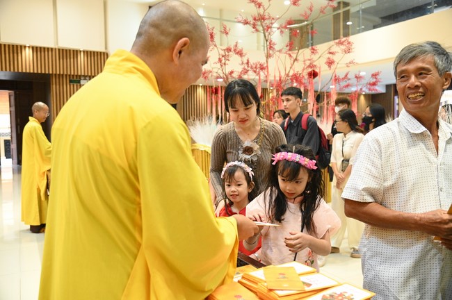 Tặng lộc đầu xuân – Ngày mùng 1 Tết Ất Tỵ 2025