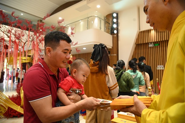 Tặng lộc đầu xuân – Ngày mùng 1 Tết Ất Tỵ 2025