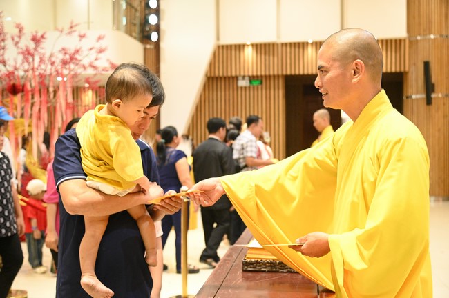 Tặng lộc đầu xuân – Ngày mùng 1 Tết Ất Tỵ 2025