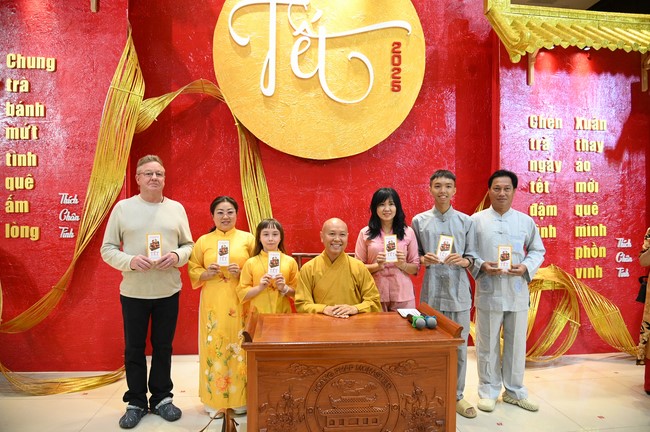 Tặng lộc đầu xuân – Ngày mùng 1 Tết Ất Tỵ 2025