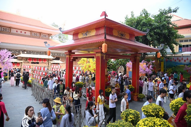 Tặng lộc đầu xuân – Ngày mùng 1 Tết Ất Tỵ 2025