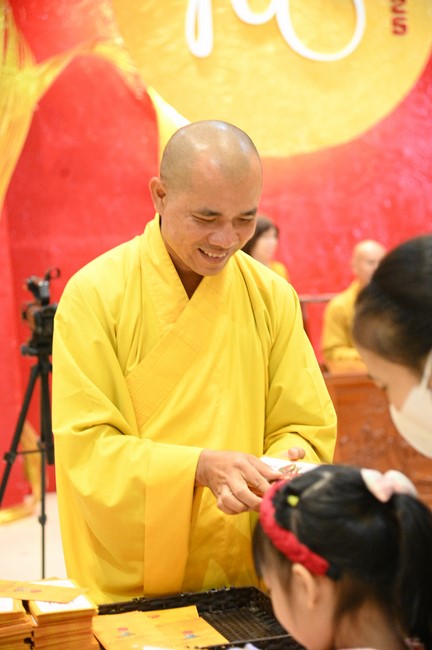 Tặng lộc đầu xuân – Ngày mùng 1 Tết Ất Tỵ 2025