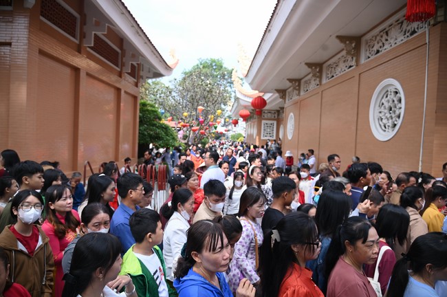 Tặng lộc đầu xuân – Ngày mùng 1 Tết Ất Tỵ 2025