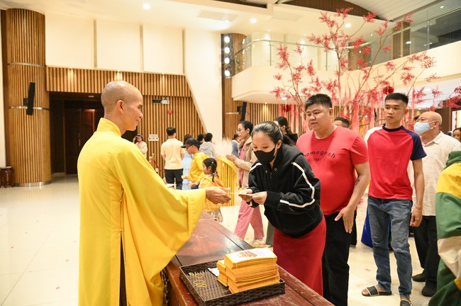 Tặng lộc đầu xuân – Ngày mùng 1 Tết Ất Tỵ 2025