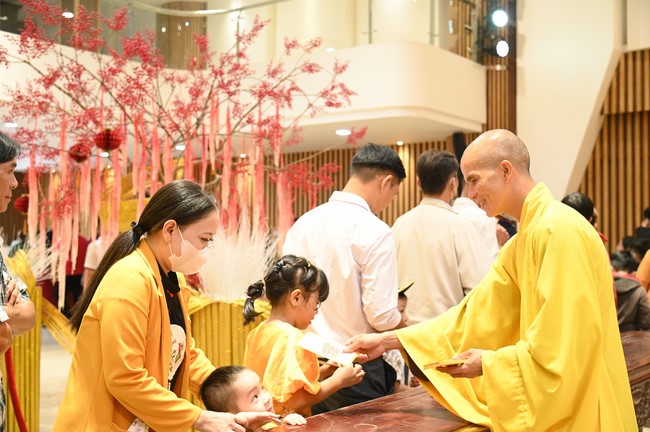 Tặng lộc đầu xuân – Ngày mùng 1 Tết Ất Tỵ 2025