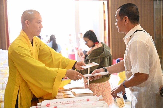 Tặng lộc đầu xuân – Ngày mùng 1 Tết Ất Tỵ 2025