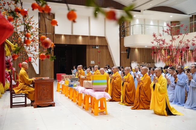 Tặng lộc đầu xuân – Ngày mùng 1 Tết Ất Tỵ 2025