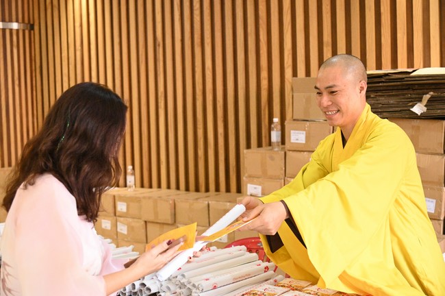 Tặng lộc đầu xuân – Ngày mùng 1 Tết Ất Tỵ 2025