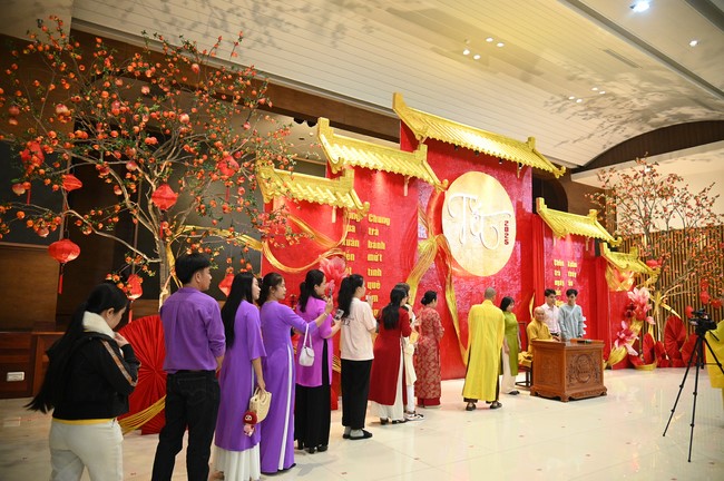 Tặng lộc đầu xuân – Ngày mùng 1 Tết Ất Tỵ 2025