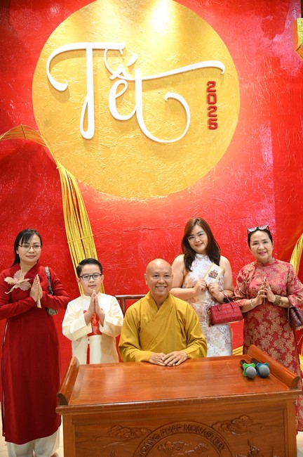 Tặng lộc đầu xuân – Ngày mùng 1 Tết Ất Tỵ 2025