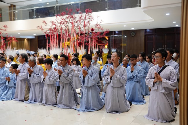 Tặng lộc đầu xuân – Ngày mùng 1 Tết Ất Tỵ 2025