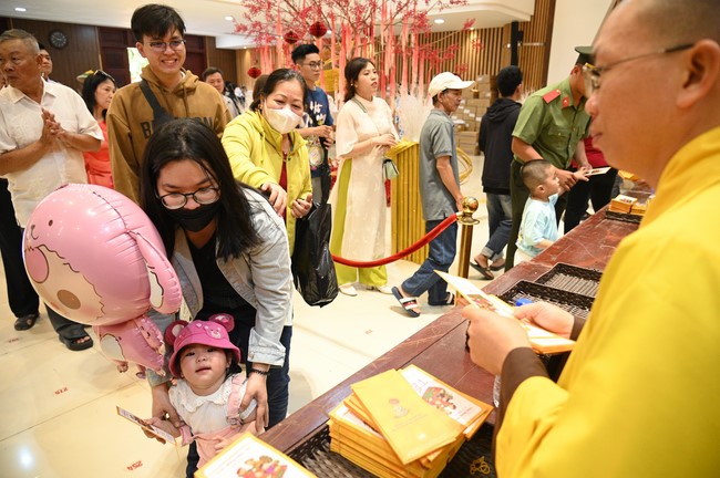 Tặng lộc đầu xuân – Ngày mùng 1 Tết Ất Tỵ 2025