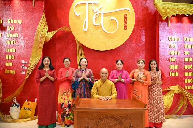 Tặng lộc đầu xuân – Ngày mùng 1 Tết Ất Tỵ 2025