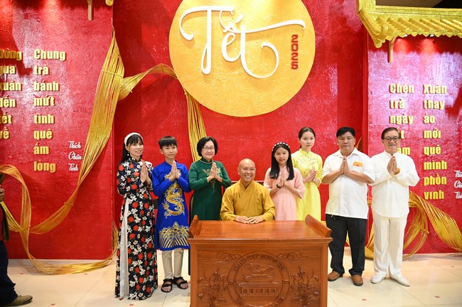 Tặng lộc đầu xuân – Ngày mùng 1 Tết Ất Tỵ 2025