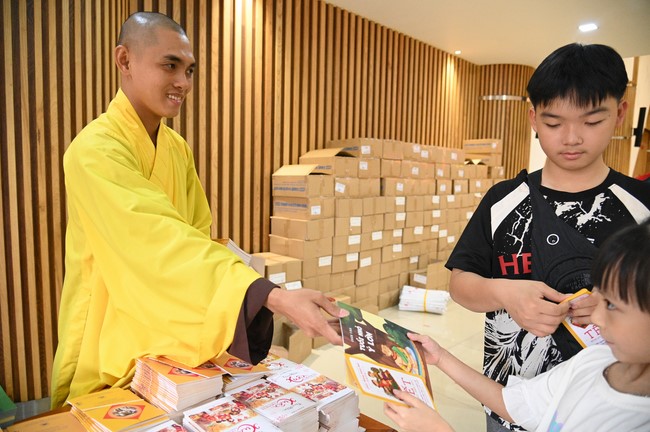 Tặng lộc đầu xuân – Ngày mùng 1 Tết Ất Tỵ 2025