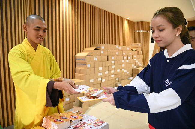 Tặng lộc đầu xuân – Ngày mùng 1 Tết Ất Tỵ 2025