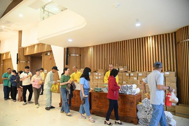 Tặng lộc đầu xuân – Ngày mùng 1 Tết Ất Tỵ 2025