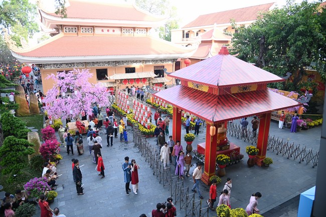 Tặng lộc đầu xuân – Ngày mùng 1 Tết Ất Tỵ 2025