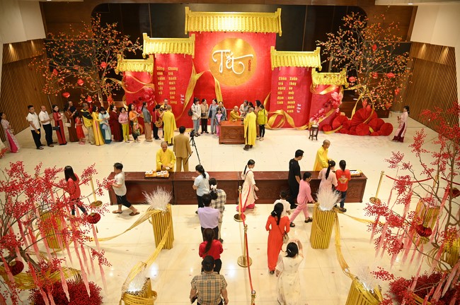 Tặng lộc đầu xuân – Ngày mùng 1 Tết Ất Tỵ 2025