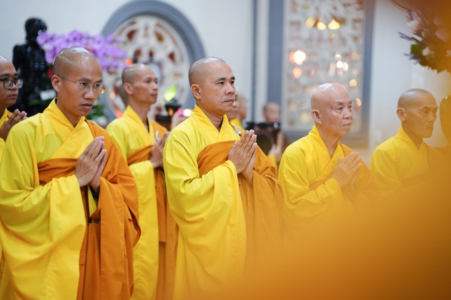 Đêm giao thừa chào đón năm Ất Tỵ 2025