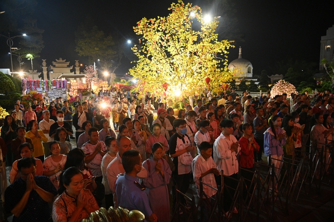 Đêm giao thừa chào đón năm Ất Tỵ 2025