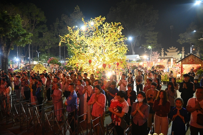 Đêm giao thừa chào đón năm Ất Tỵ 2025