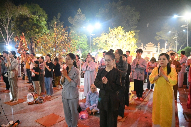 Đêm giao thừa chào đón năm Ất Tỵ 2025