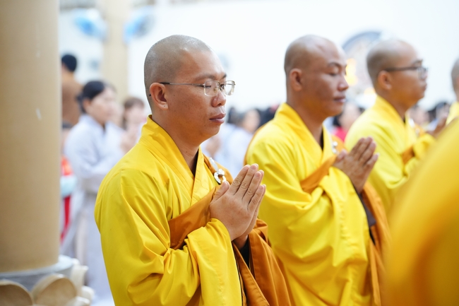 Đêm giao thừa chào đón năm Ất Tỵ 2025