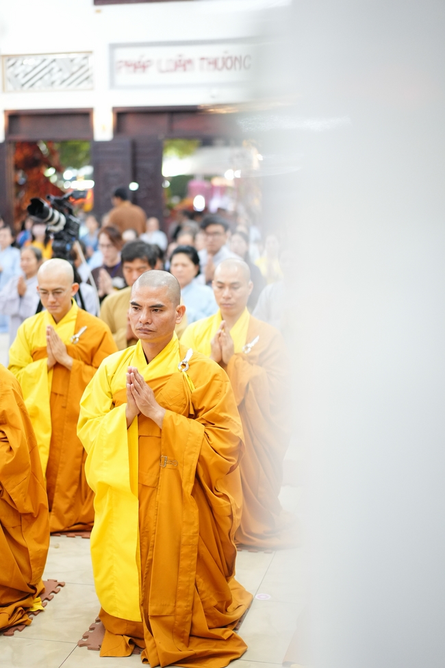 Đêm giao thừa chào đón năm Ất Tỵ 2025