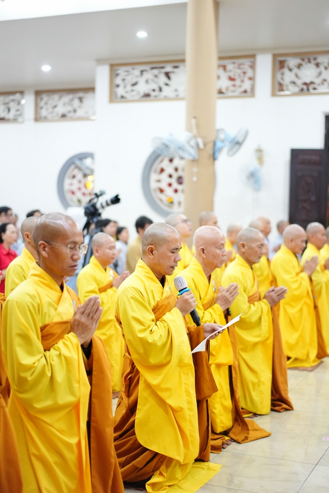 Đêm giao thừa chào đón năm Ất Tỵ 2025