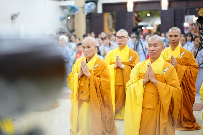 Đêm giao thừa chào đón năm Ất Tỵ 2025