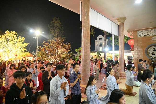 Đêm giao thừa chào đón năm Ất Tỵ 2025