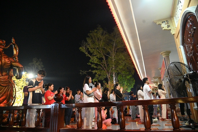 Đêm giao thừa chào đón năm Ất Tỵ 2025