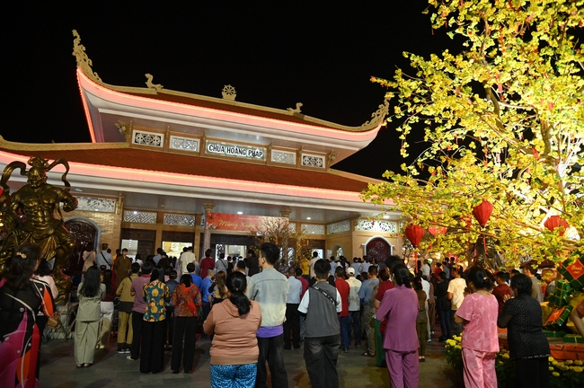 Đêm giao thừa chào đón năm Ất Tỵ 2025