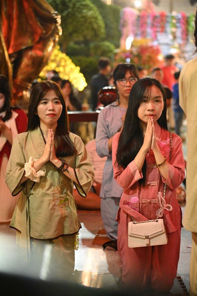 Đêm giao thừa chào đón năm Ất Tỵ 2025